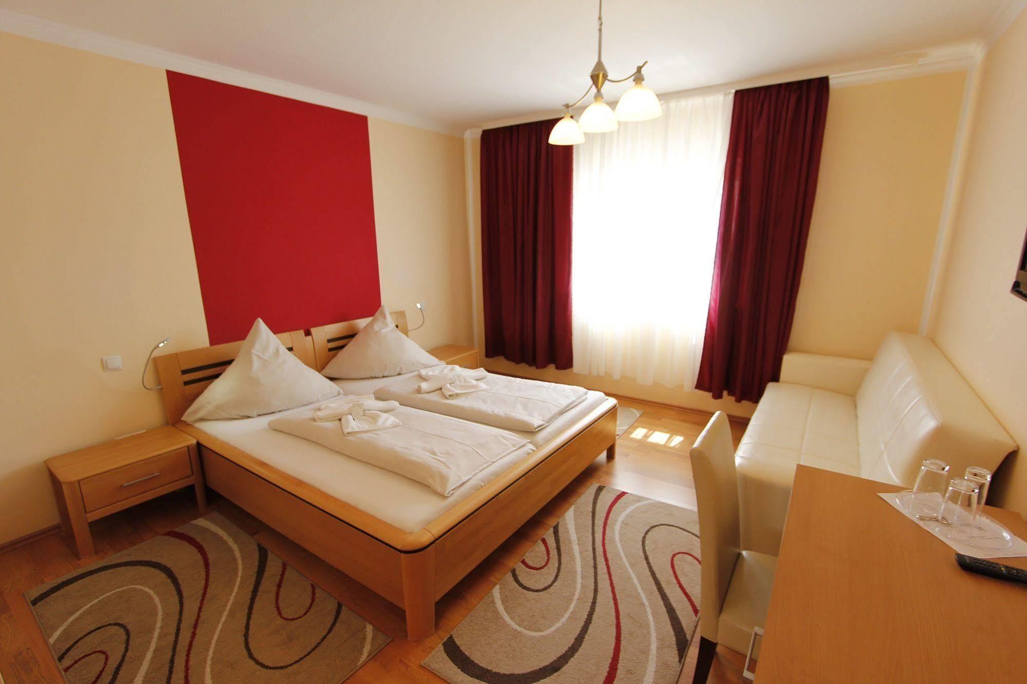Hotel Rhein-Mosel-View Urbar  ภายนอก รูปภาพ