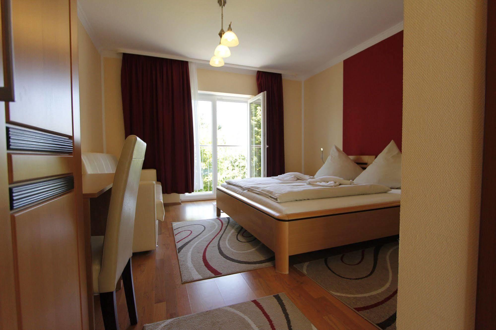 Hotel Rhein-Mosel-View Urbar  ภายนอก รูปภาพ