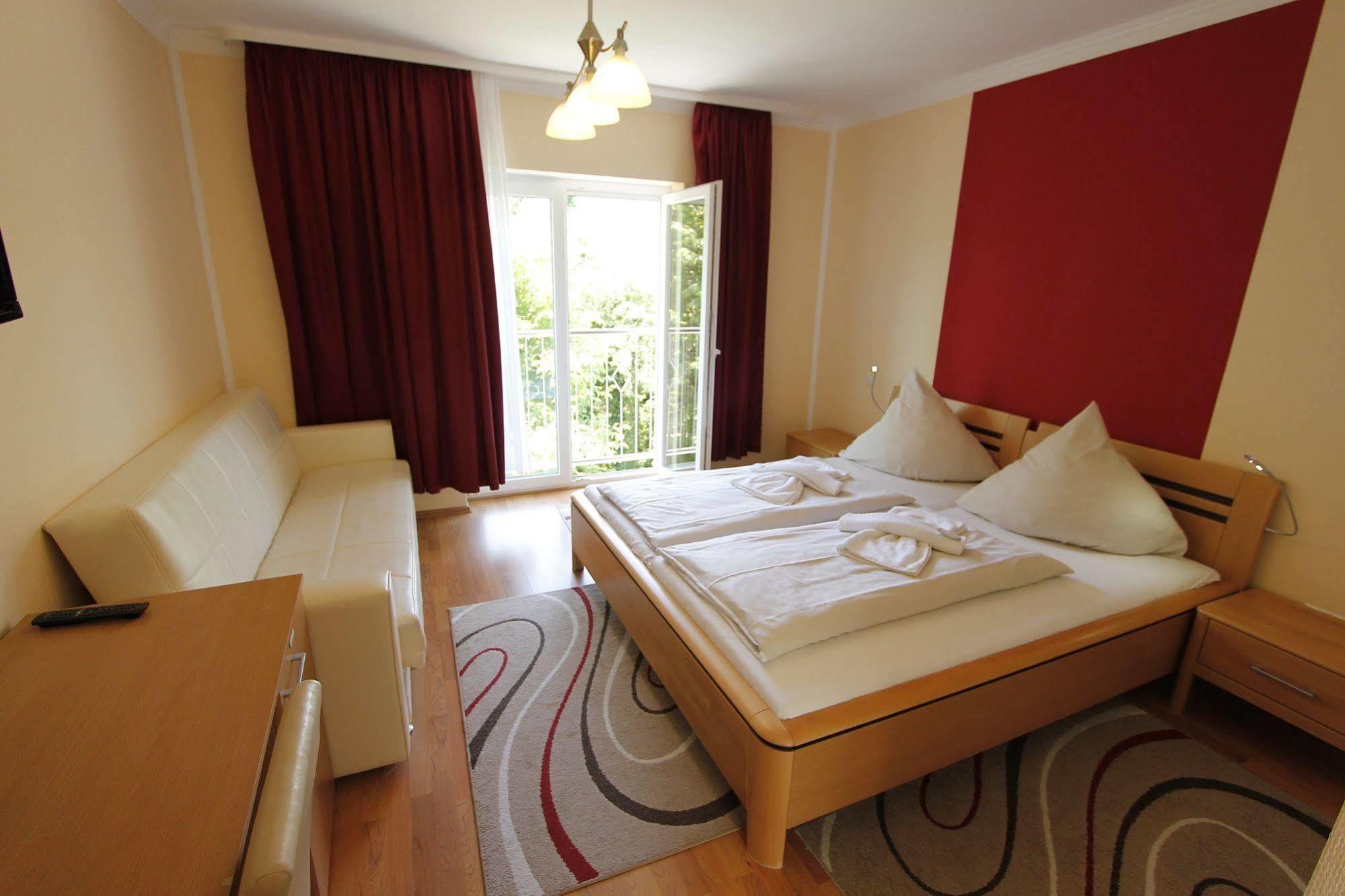 Hotel Rhein-Mosel-View Urbar  ภายนอก รูปภาพ
