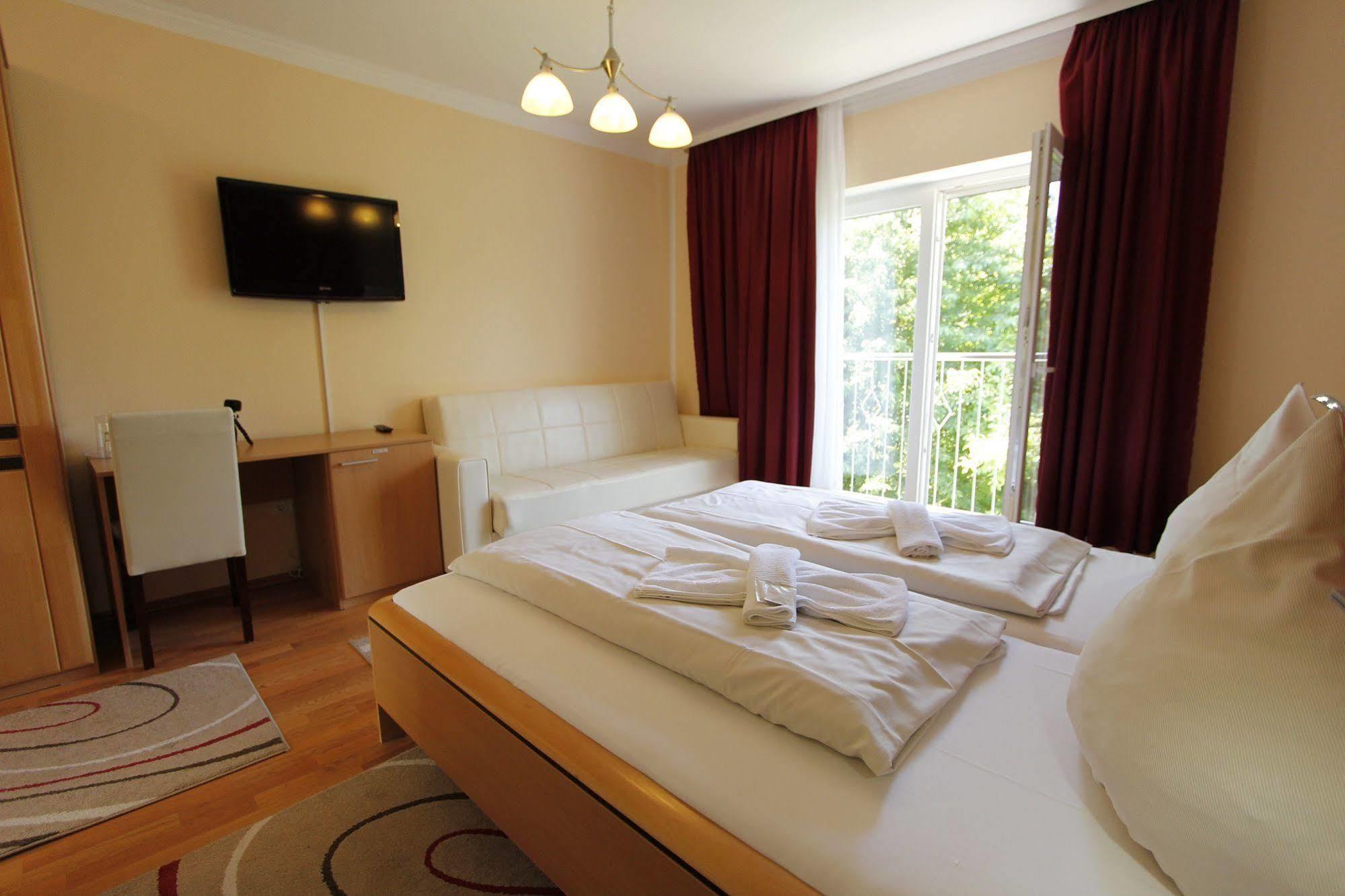 Hotel Rhein-Mosel-View Urbar  ภายนอก รูปภาพ