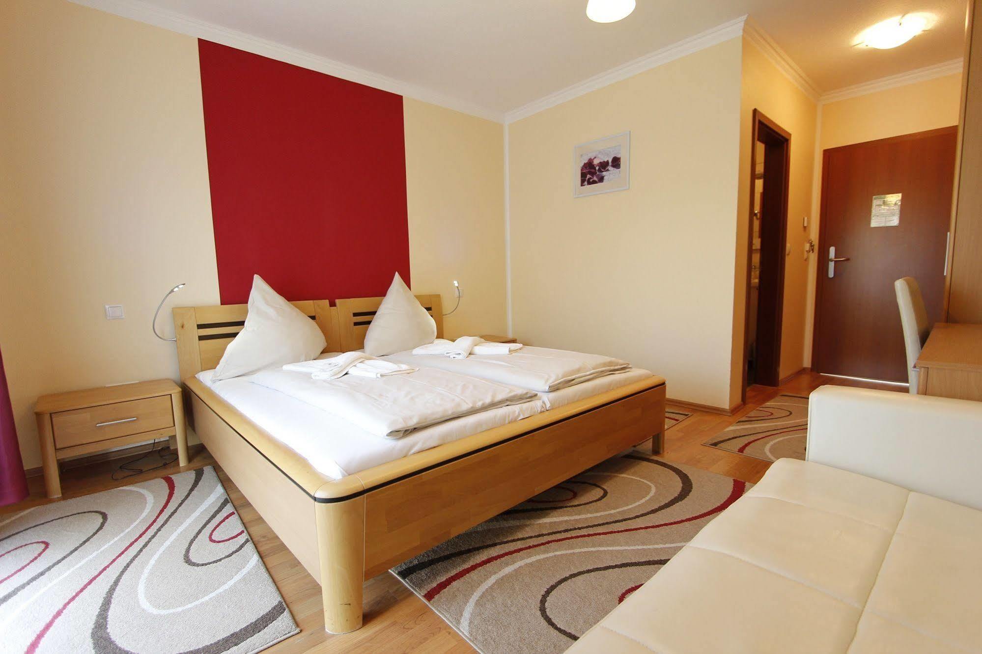 Hotel Rhein-Mosel-View Urbar  ภายนอก รูปภาพ