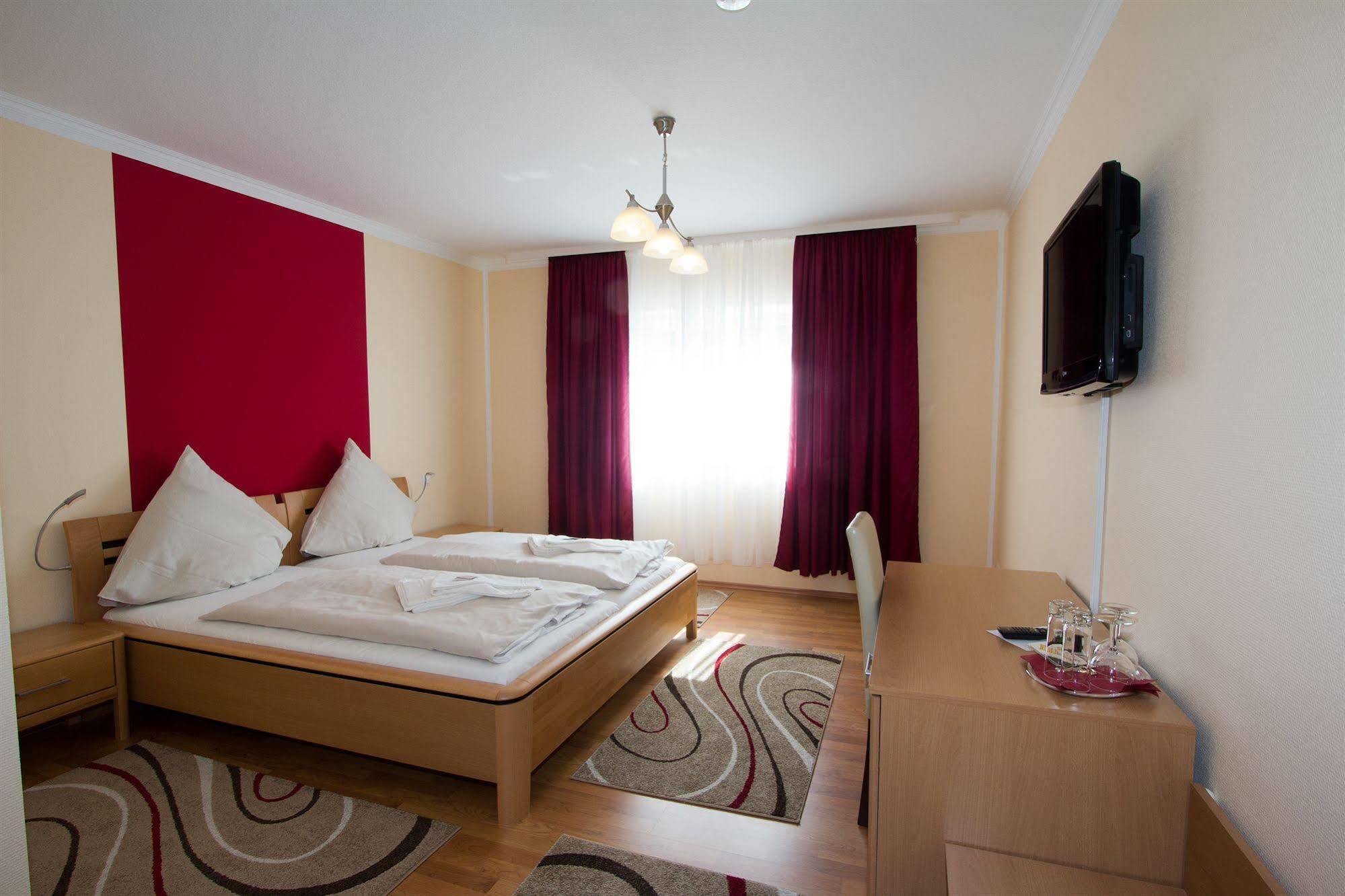 Hotel Rhein-Mosel-View Urbar  ภายนอก รูปภาพ